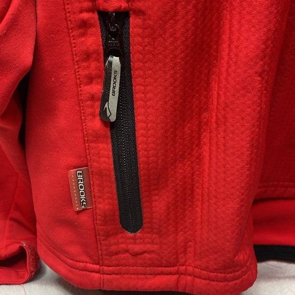 Brooks red full zip lightweight jacket size medium - Picture 3 of 6